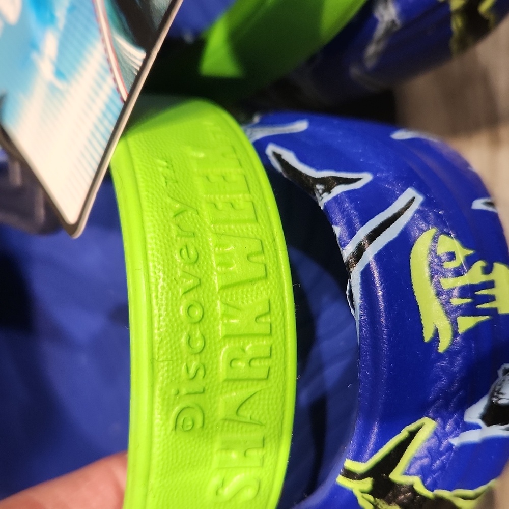 NWT Rugged Shark Discover Shark Week Kid's Sz 1 Sandals - Picture 6 of 9